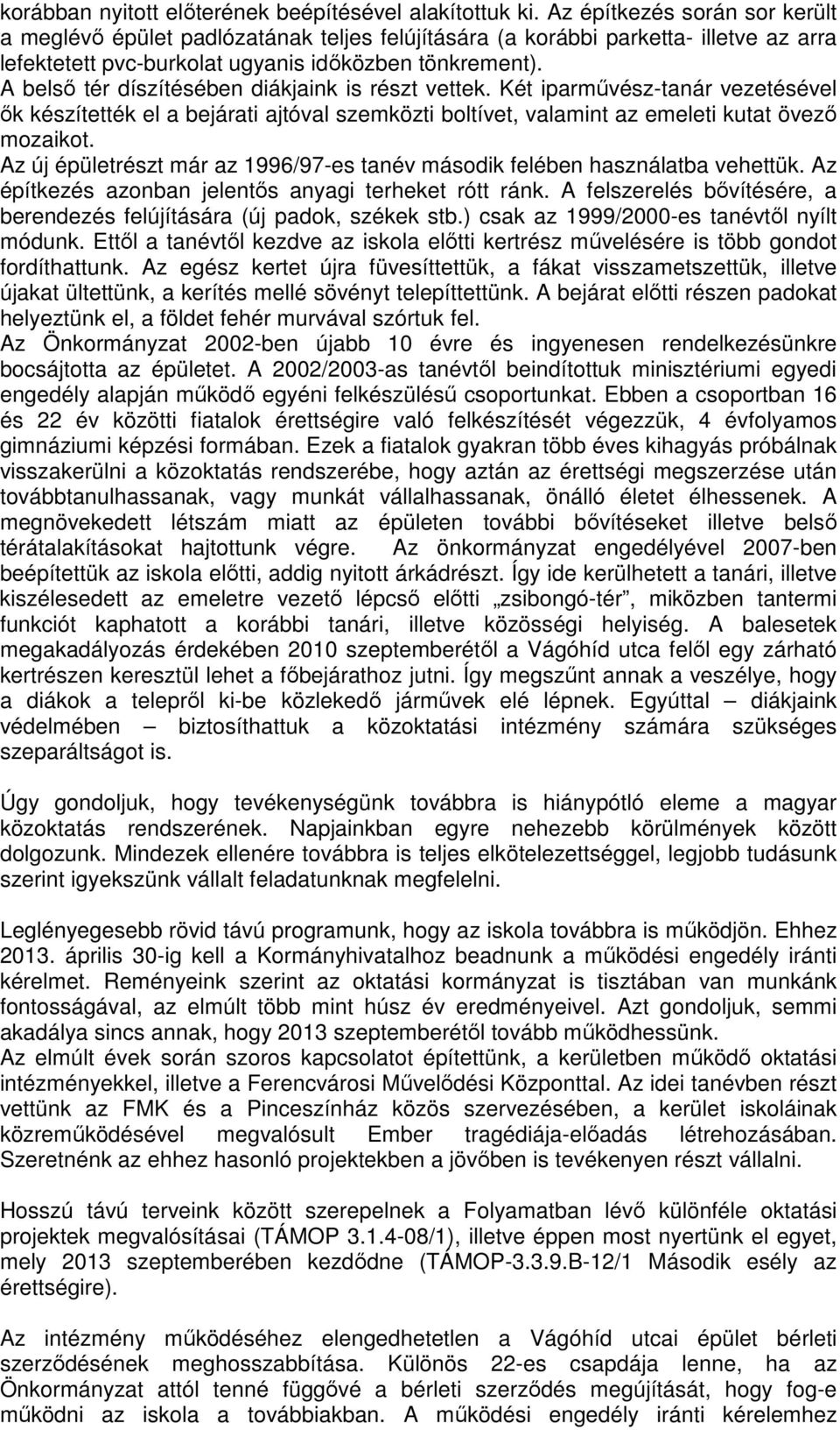 A belső tér díszítésében diákjaink is részt vettek. Két iparművész-tanár vezetésével ők készítették el a bejárati ajtóval szemközti boltívet, valamint az emeleti kutat övező mozaikot.