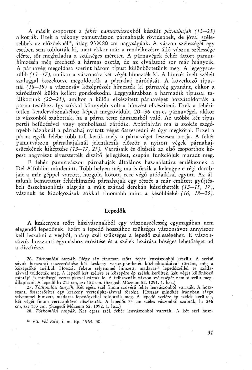 A párnavégek fehér áttört pamuthímzésén még érezhető a hármas osztás, de az elválasztó sor már hiányzik. A párnavég megoldása szerint három típust különböztetünk meg.