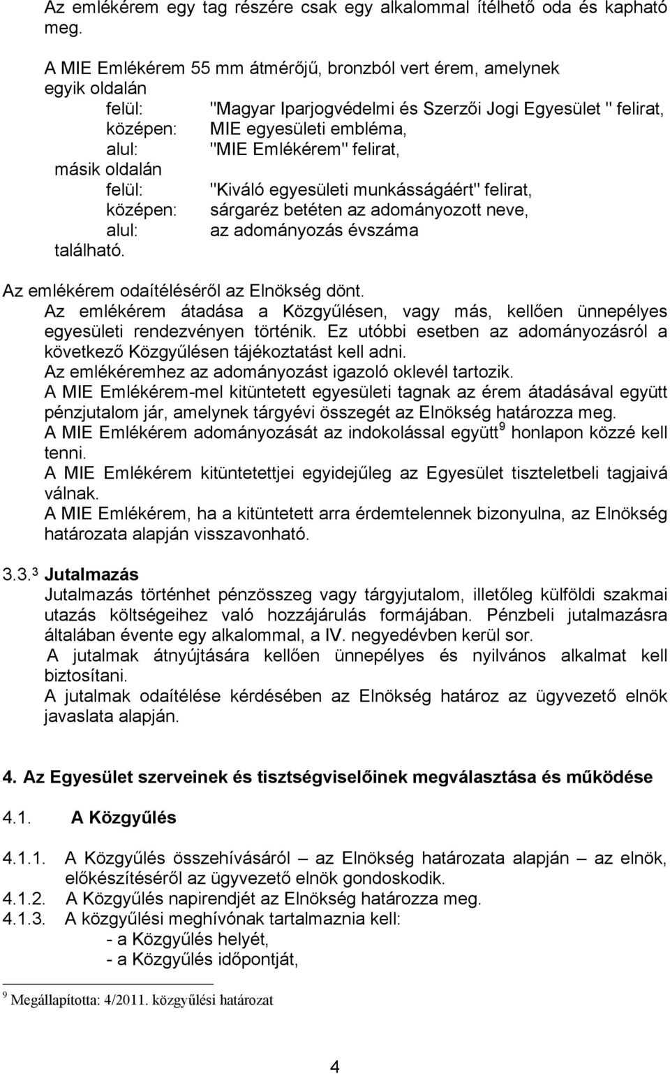 felirat, másik oldalán felül: "Kiváló egyesületi munkásságáért" felirat, középen: sárgaréz betéten az adományozott neve, alul: az adományozás évszáma található.