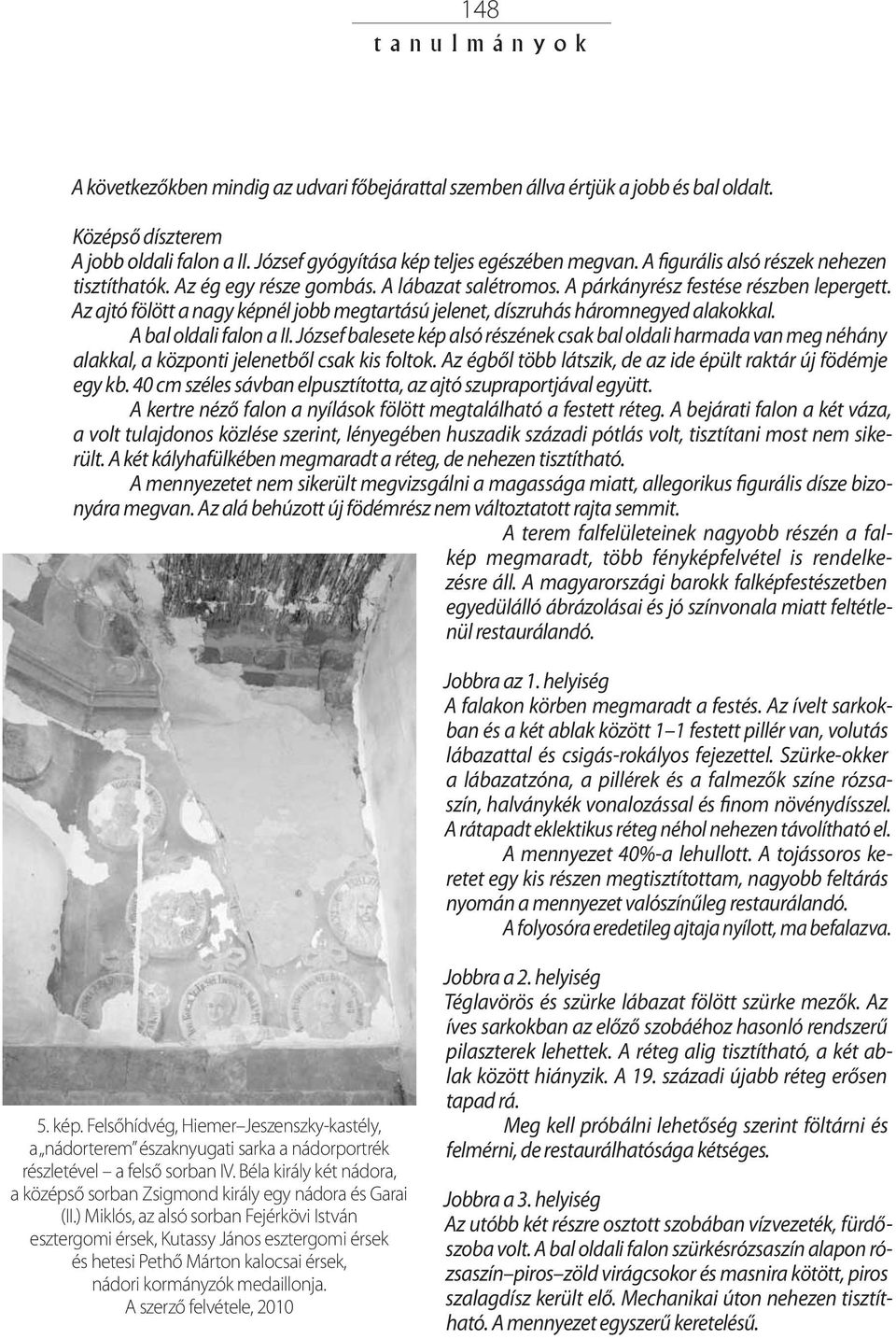 Az ajtó fölött a nagy képnél jobb megtartású jelenet, díszruhás háromnegyed alakokkal. A bal oldali falon a II.