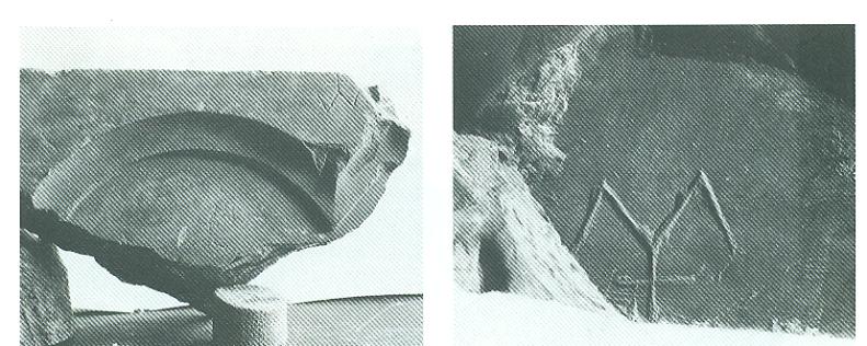 A palota jelképei fölött lévő diadalíven, az újjászületés jelképe négy oldalán kínai sěng piktogrammák vannak születés jelentéssel: B. Karlgren 1957, 812 a d.
