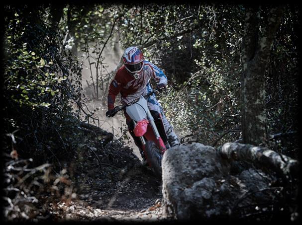 HONDA CRF450RX - 2017 Modellfrissítés: A Honda kínálatában immáron elérhető egy versenykész enduró, a CRF450RX, melynek alapja a minden ízében továbbfejlesztett, 2017-es CRF450R.