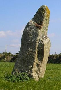 Alapvető típusok Dolmen: 2 vagy több függőleges kő, rajtuk vízszintes kővel.