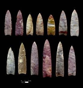 Clovis vadászok és dárdahegyek Smithsonian A clovis dárdahegyek jellegzetes finom kiképzésű pattintott kovakő eszközök, amellyel mamutra is vadásztak.