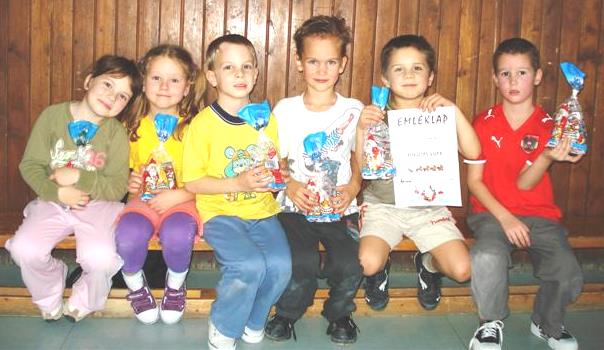 NYIRlevél XIV. évfolyam 3-4. szám - 21-2012 december Gratulálunk az ovisoknak Andrónyi Levente, Aschenbrenner Márk, Bakos Hunor, Barcza Márk, Németh Noémi, Tarcsa Hanna - a 2012.