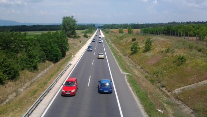 Góchelyek az M2-es autóúton (2010-2012): 22+350 km-szelvény -1+1 sávos szakasz, piros záróvonallal -