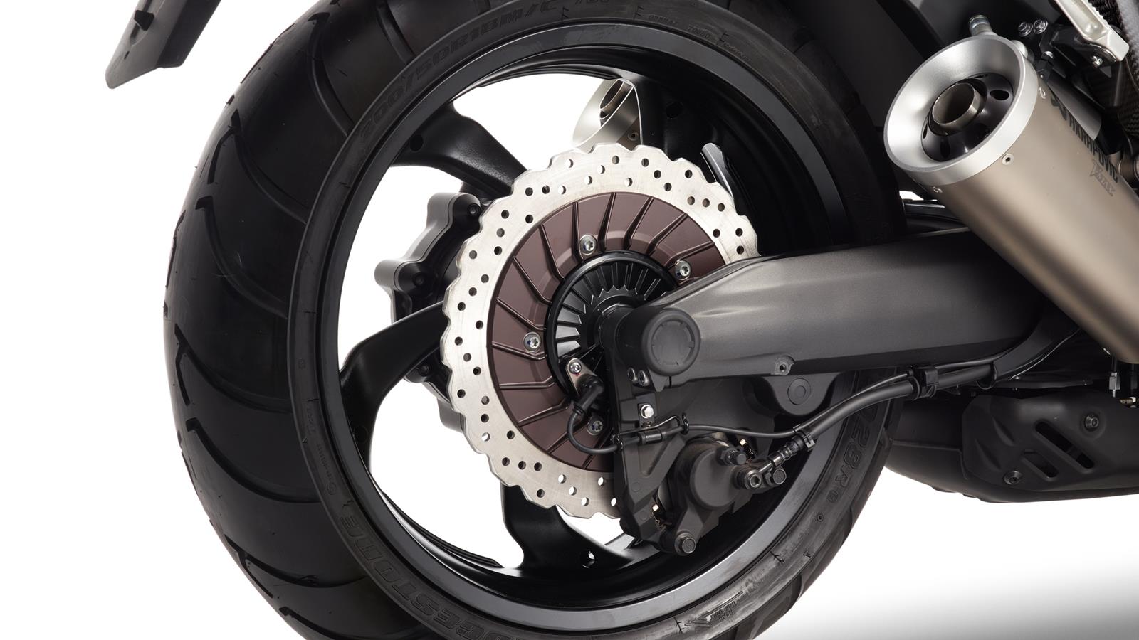 VMAX Carbon 200 lóers, 1679 köbcentis V4-es motor A Yamaha még soha nem épített ennél ersebb V4-es szériamotort ez teszi a VMAX Carbon-t a legirigyeltebb és leginkább tiszteletre méltó izommotorrá az