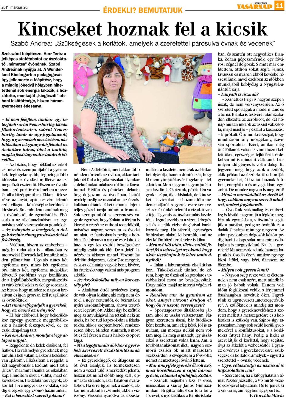 úszóoktató németes óvónőnek, Szabó Andreának nyújtja át.