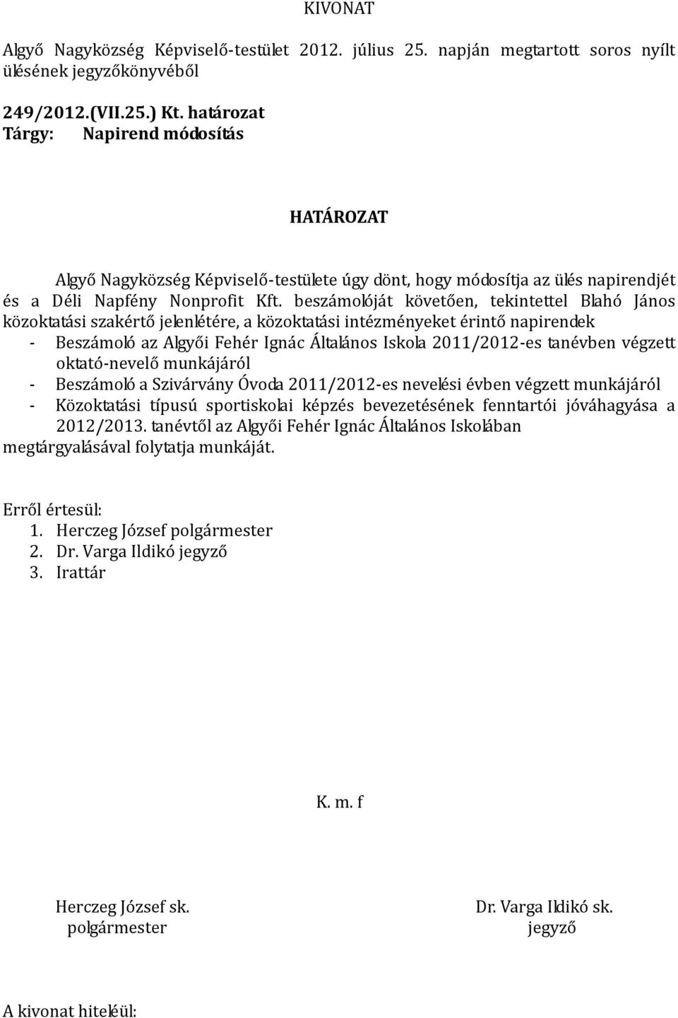 beszámolóját követően, tekintettel Blahó János közoktatási szakértő jelenlétére, a közoktatási intézményeket érintő napirendek - Beszámoló az Algyői Fehér Ignác Általános Iskola