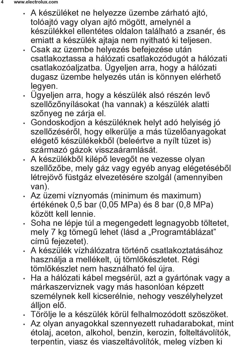 Csak az üzembe helyezés befejezése után csatlakoztassa a hálózati csatlakozódugót a hálózati csatlakozóaljzatba. Ügyeljen arra, hogy a hálózati dugasz üzembe helyezés után is könnyen elérhető legyen.