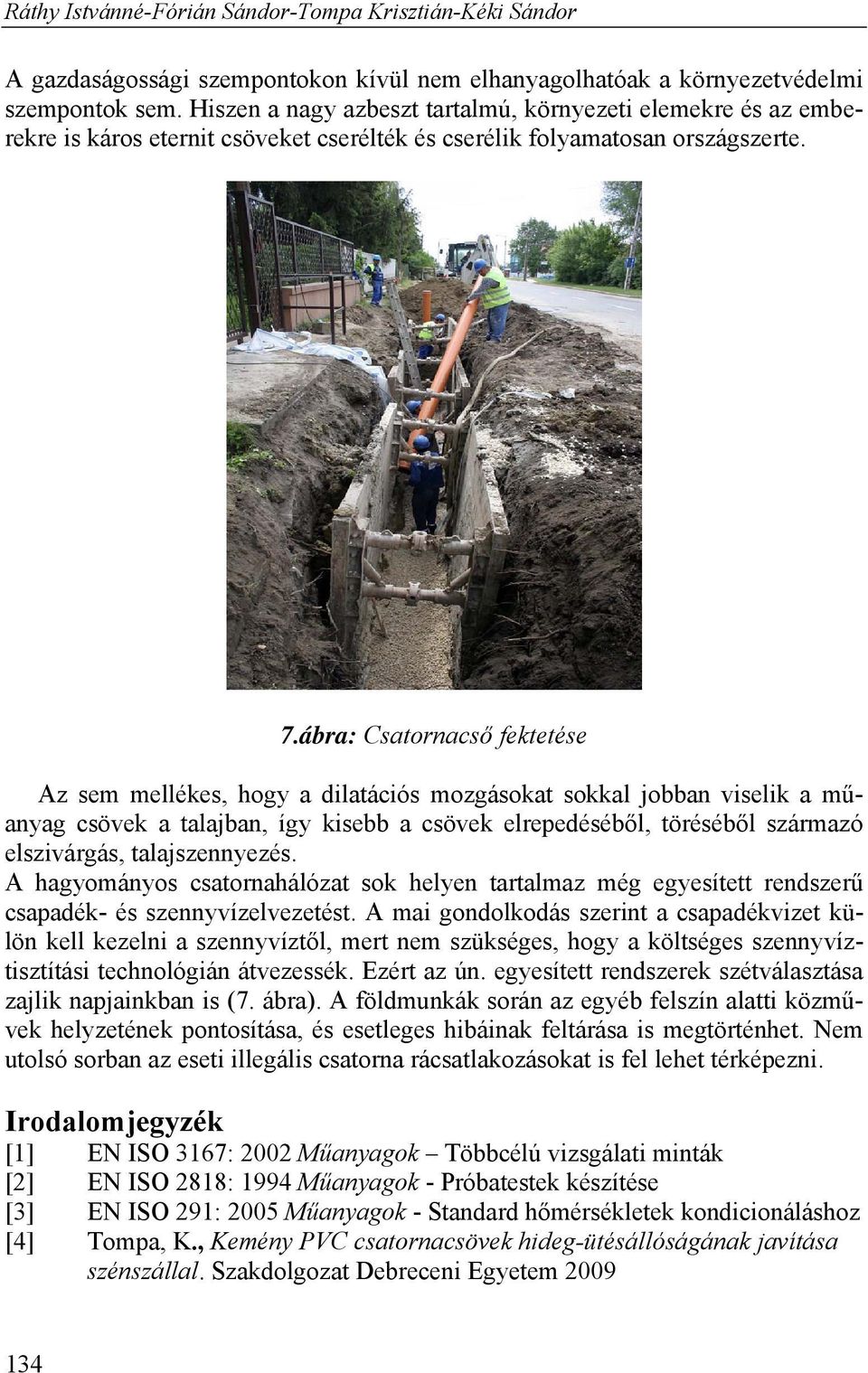 ábra: Csatornacső fektetése Az sem mellékes, hogy a dilatációs mozgásokat sokkal jobban viselik a műanyag csövek a talajban, így kisebb a csövek elrepedéséből, töréséből származó elszivárgás,