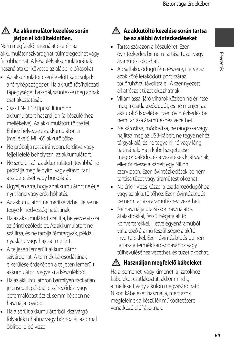 Ha akkutöltőt/hálózati tápegységet használ, szüntesse meg annak csatlakoztatását. Csak EN-EL12 típusú lítiumion akkumulátort használjon (a készülékhez mellékelve). Az akkumulátort töltse fel.