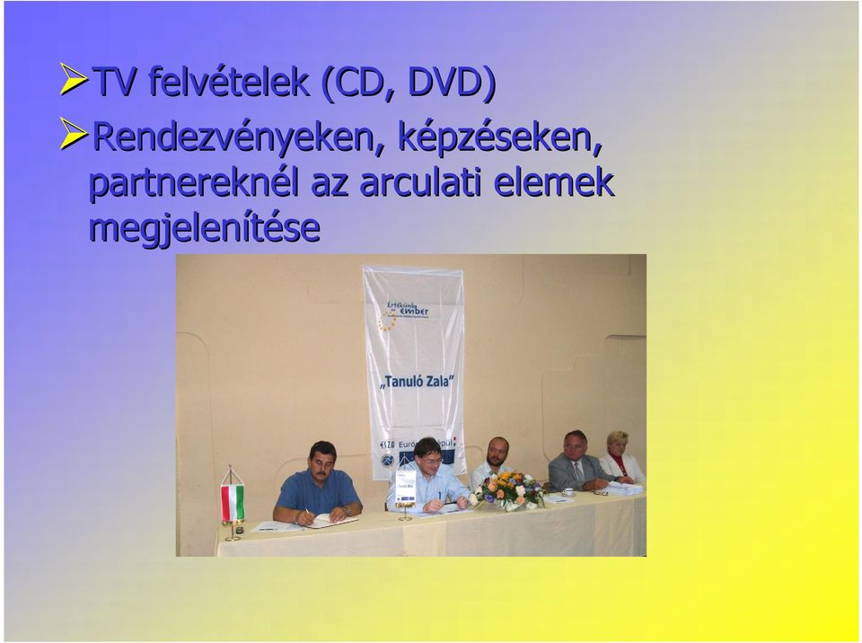 képzéseken, partnereknél
