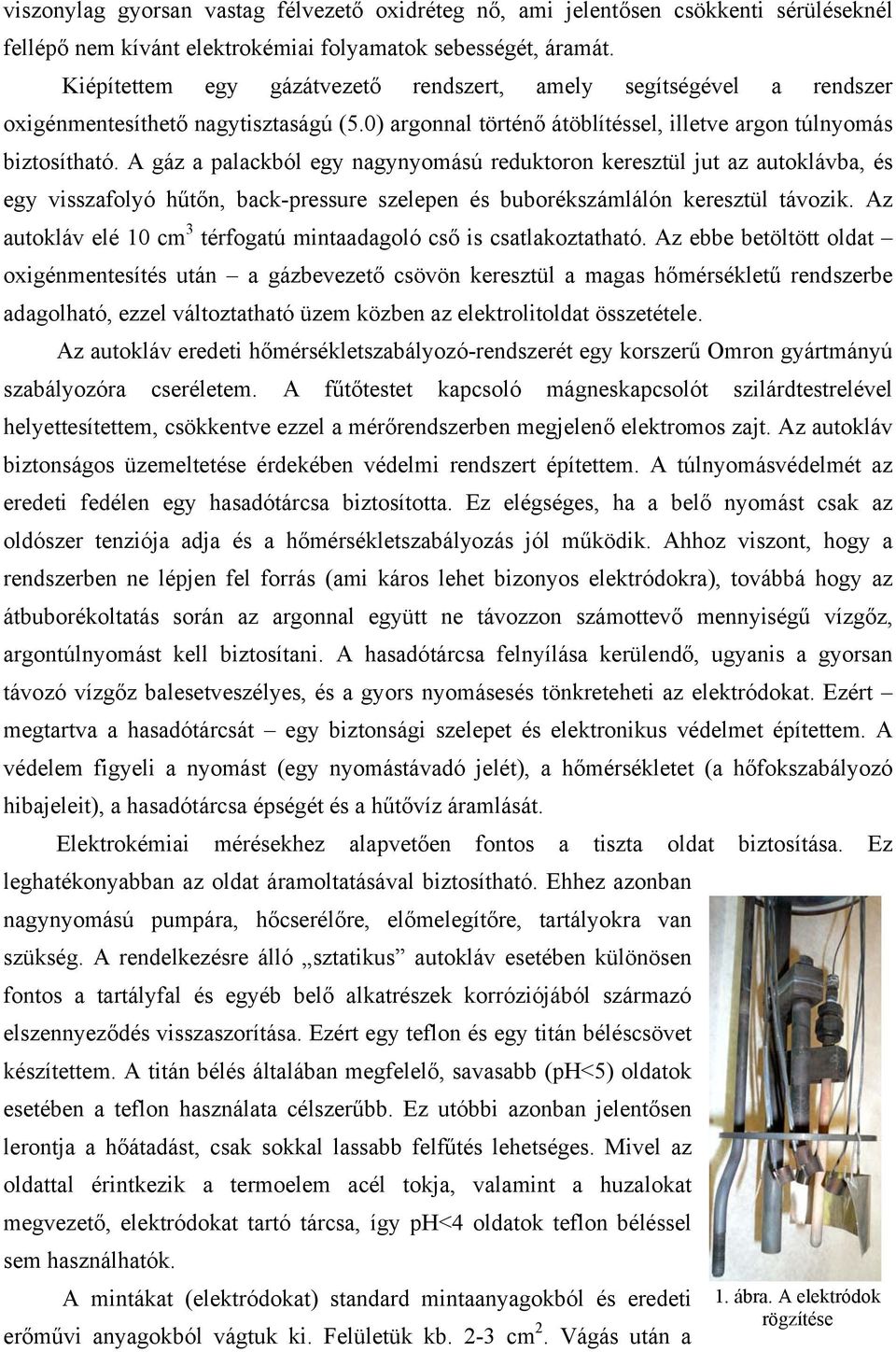 A gáz a palackból egy nagynyomású reduktoron keresztül jut az autoklávba, és egy visszafolyó hűtőn, back-pressure szelepen és buborékszámlálón keresztül távozik.