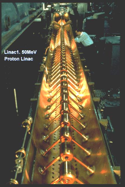 A lineáris gyorsító Alvarez lineáris gyorsító vákuum kamrákból épült fel (eredeti ötlet 1928-ból) Egyre hosszabb kamrákra van szükség, ahogy az ionok sebessége nő A gyorsított ionok sebessége még nem