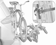 76 Tárolás 3. A kerékpárok kerekeit rögzítse a keréktartókhoz a hevederek segítségével. 4. Ellenőrizze, hogy mindkét kerékpár biztosan rögzült a helyén. 2.