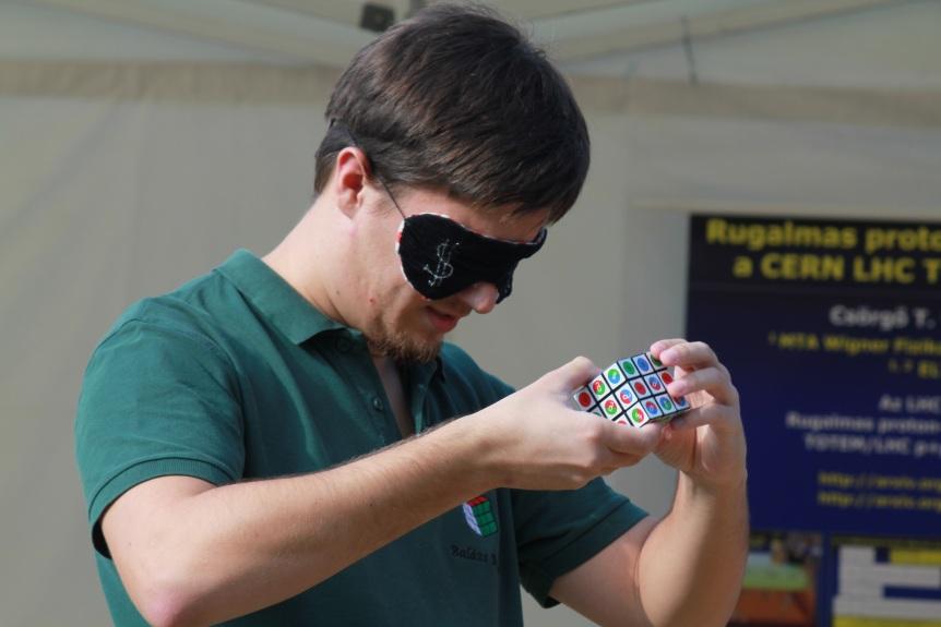 A KVARKOK MÁR A RUBIK KOCKÁN VANNAK Alapötlet (CsT, 2014): Részecskés Kártyajáték 3 szín és 3 anti-szín: Illik a Rubik kockára (csak kvarkok és anti-kvarkok) Megvalósítás (CsT+Rubik Co.