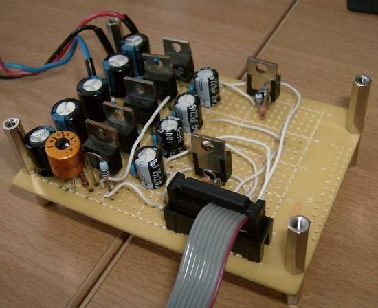 16 bites D/A, analóg multiplexer) vezérlik és funkciótól függően az FPGA-n belüli logika (pl. címdekódoló) vezérli őket. Ezeket a későbbiekben részletezzük. 18 3.2.