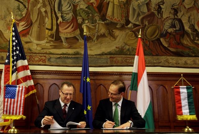 13 Stratégiai keretmegállapodás a kormánnyal Dr. Navracsics Tibor miniszterelnök-helyettes és Havas István, az AmCham elnöke 2011.
