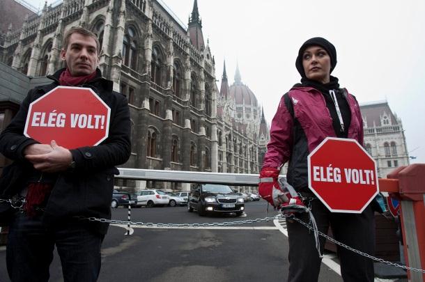 A kordonbontás pár hónappal az őszödi beszéd kiszivárgását követően, az őszi megmozdulások és az október 23-iki összecsapások után történt.