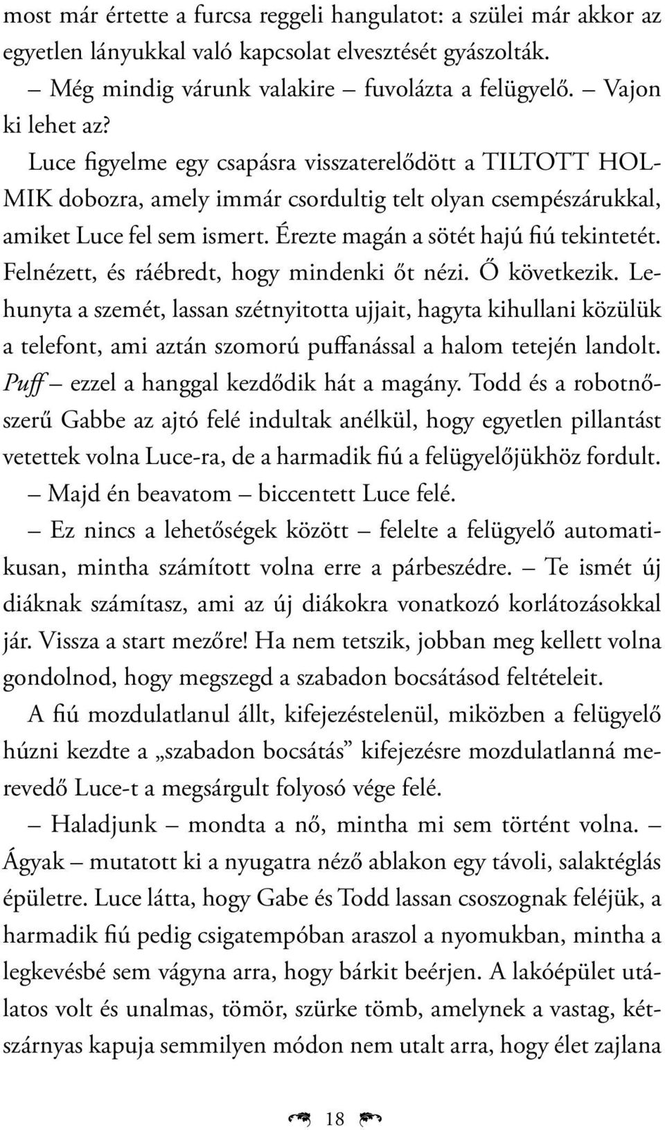 Felnézett, és ráébredt, hogy mindenki őt nézi. Ő következik. Lehunyta a szemét, lassan szétnyitotta ujjait, hagyta kihullani közülük a telefont, ami aztán szomorú puffanással a halom tetején landolt.