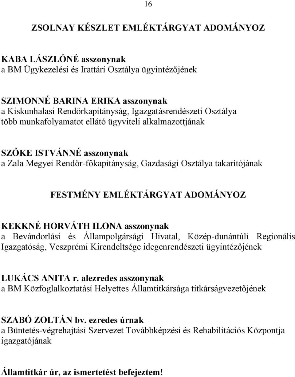 EMLÉKTÁRGYAT ADOMÁNYOZ KEKKNÉ HORVÁTH ILONA asszonynak a Bevándorlási és Állampolgársági Hivatal, Közép-dunántúli Regionális Igazgatóság, Veszprémi Kirendeltsége idegenrendészeti ügyintézőjének