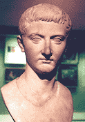 ius publice respondendi a) Augustus e privilégiumot még csak konkrét esetekre adta meg egyes jogászoknak úgy, hogy ez formálisan semmiféle kötelező erővel nem rendelkezett a bíróra nézve, bár