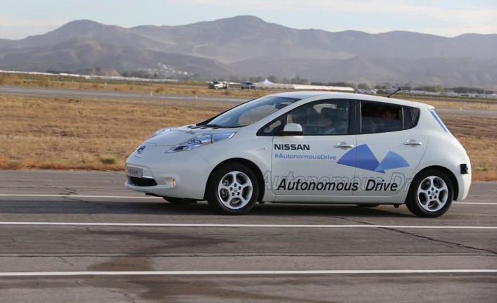 Autonóm jármű A jármű minden biztonságkritikus feladatot képes elvégezni a tervezett felhasználásra anélkül, hogy bármikor is vezető irányítaná a járművet.