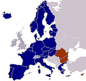 egymáshoz. 1993-ra megvalósul az egységes piac és a négy szabadság: az áruk, szolgáltatások, személyek és tőke szabad áramlása.