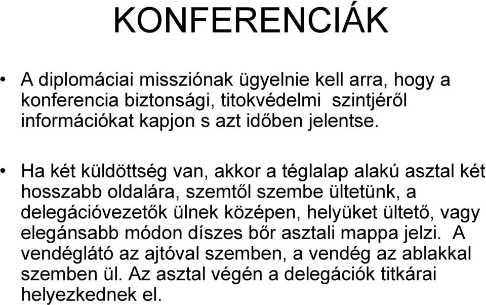 Ha két küldöttség van, akkor a téglalap alakú asztal két hosszabb oldalára, szemtől szembe ültetünk, a delegációvezetők