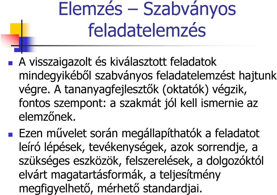 A tananyagfejlesztők (oktatók) végzik, fontos szempont: a szakmát jól kell ismernie az elemzőnek.