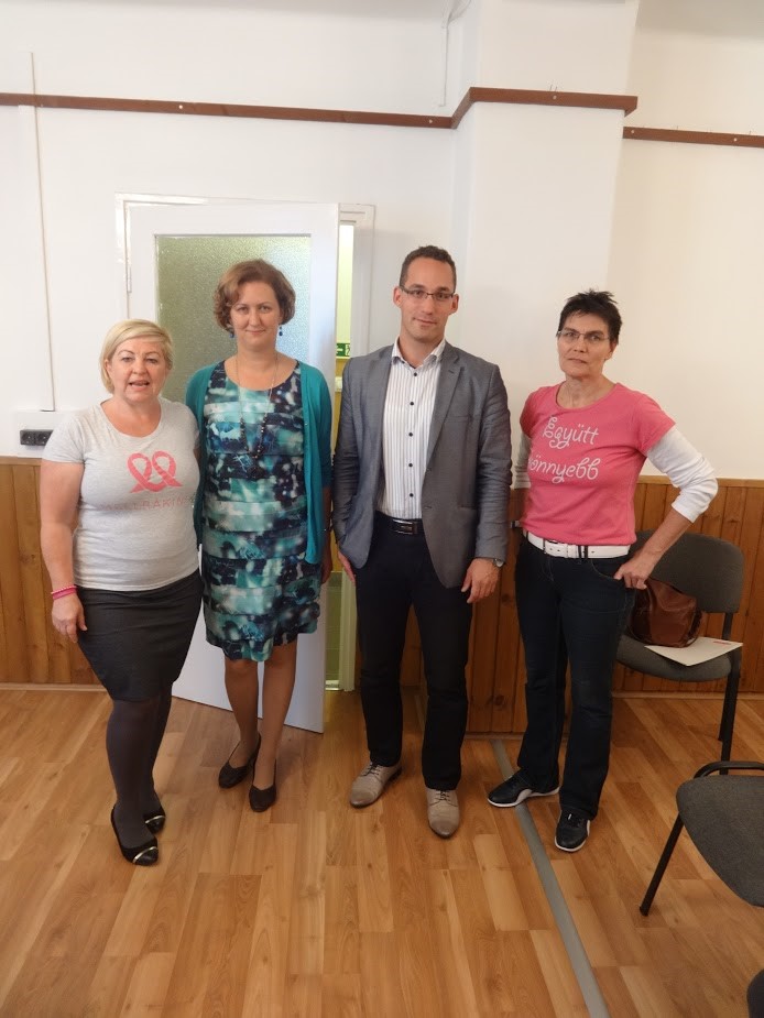ÉLETMÓD KLUB Boruljon rózsaszínbe a világ! Ez volt az Életmód klub októberi előadásának címe. A rózsaszín szalag a mellrák elleni összefogás nemzetközi jelképévé vált és egyben a remény szimbóluma is.