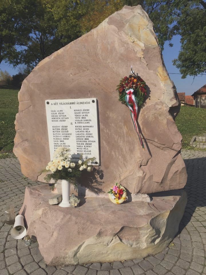 A megemlékezésen ismét színvonalas ünnepi műsort adtak az általános iskola tanulói, akikhez csatlakoztak városunk ifjú tehetségei is: Oláh Alexandra és Hegedűs Attila személyében.