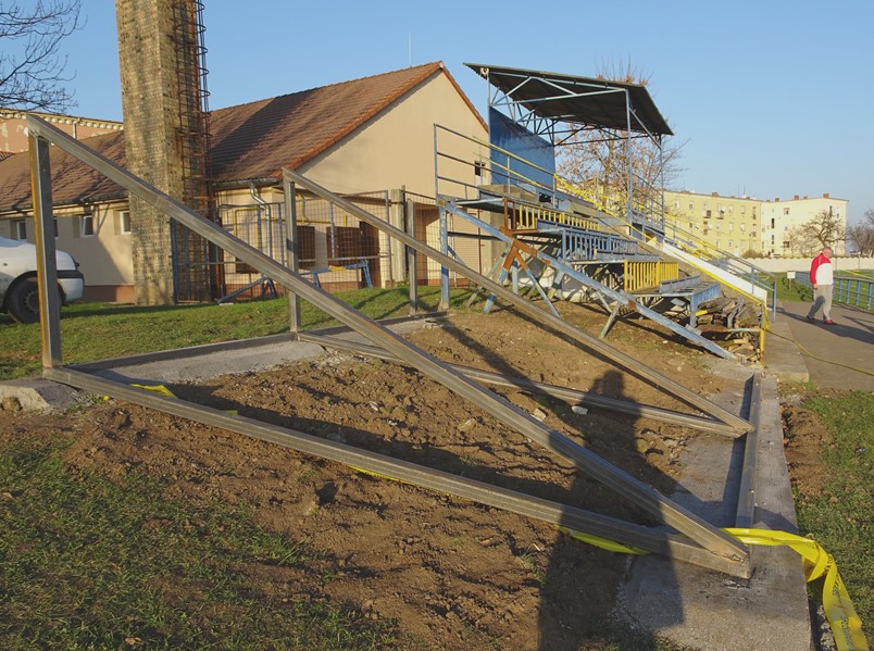 AMATŐR KISPÁLYÁS FUTBALLTORNA Meghívásos amatőr kispályás futballtornát rendezett a Déryné Szabadidőközpont és Városi Könyvtár 2016.
