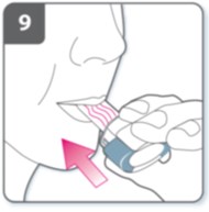 Fújja ki a levegőt: Mielőtt szájába veszi a szájrészt, fújja ki teljesen a levegőt. Ne fújjon bele a szájrészbe!