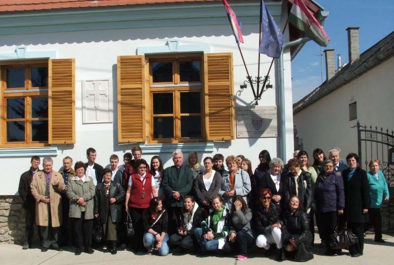 A PERESZNYEI KINCSESTÁRTÓL A BENCÉS APÁTSÁGIG Március közepén kollégiumunk diákjai nevelőikkel és tanáraikkal együtt egy napos kiránduláson vettek részt a gradistyei horvát településen, Peresznyén és