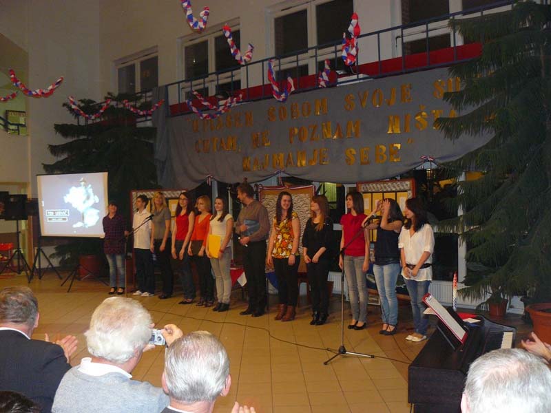 EGY TITOKZATOS BOHÉM Különleges irodalmi est színhelye volt iskolánk aulája március 25-én. A zenés, vetítéssel is szinesített rendezvény Tin Ujević horvát költővel ismertette meg a diák közönséget.