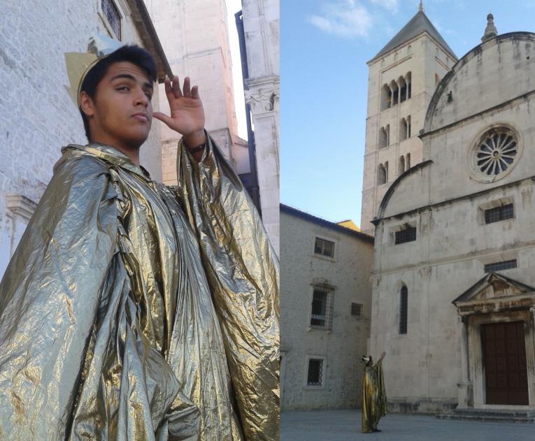 KRALJEVSKA ŠETNJA DO ZVONIKA U Narodnome kazalištu koji se nalazi u starome gradu uzbuđeno smo se pripremali na tehničku probu, ali su suradnici kazališta uz pravu dalmatinsku ležernost i mir
