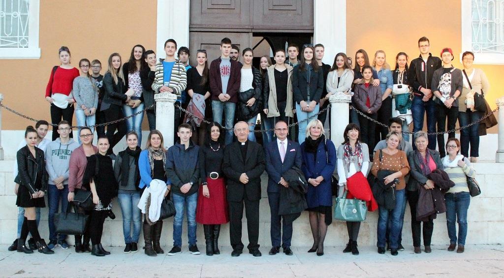 Od Gradske kuće put nas je vodio do nadbiskupske palače. Veliki je doživljaj bio što nas je primio nadbiskup zadarski mons. Želimir Puljić koji se ljubaznim riječima prisjetio našega poslanja.