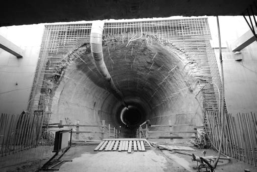 4. ábra: Látszó-betonfelület kivitelezése 6. ábra: NATM alagút elkészült külsõ héjjal 5.