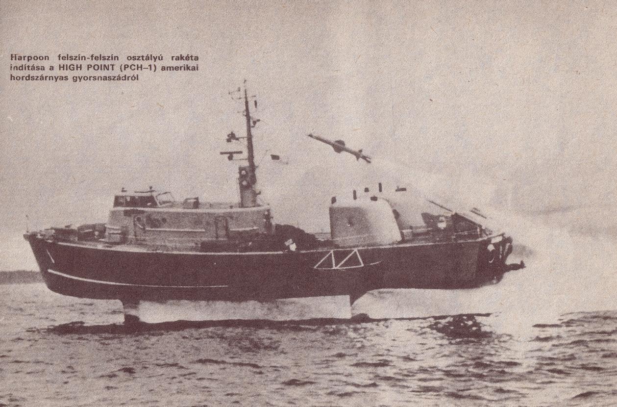 Harpoon felszín-felszín osztályú rakéta indítása a HIGH POINT (PCH-1) amerikai hordszárnyas