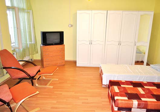 TVRDOŠOVSKÝ SPRAVODAJ AUGUST 2015 KLUB SKÔR NARODENÝCH 3. marca 2014 začal v Tvrdošovciach svoje pôsobenie denný stacionár pre dôchodcov. Tak ako každý začiatok, tak aj ten náš sa rozbiehal ťažko.