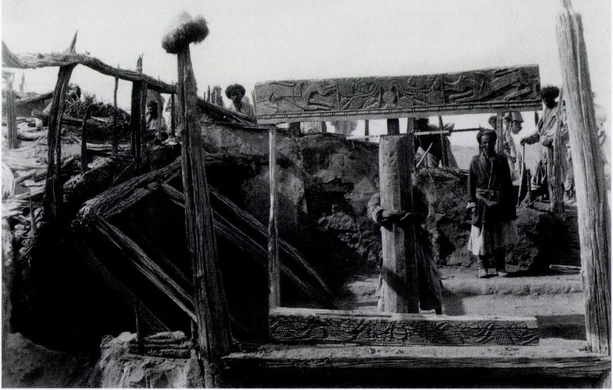 Nija, kiszáradt folyómeder, gyaloghíd maradványaival. Cat. Stein LHAS Photo 37/4(4) III. sz. ház maradványa fafaragásokkal, Nija.