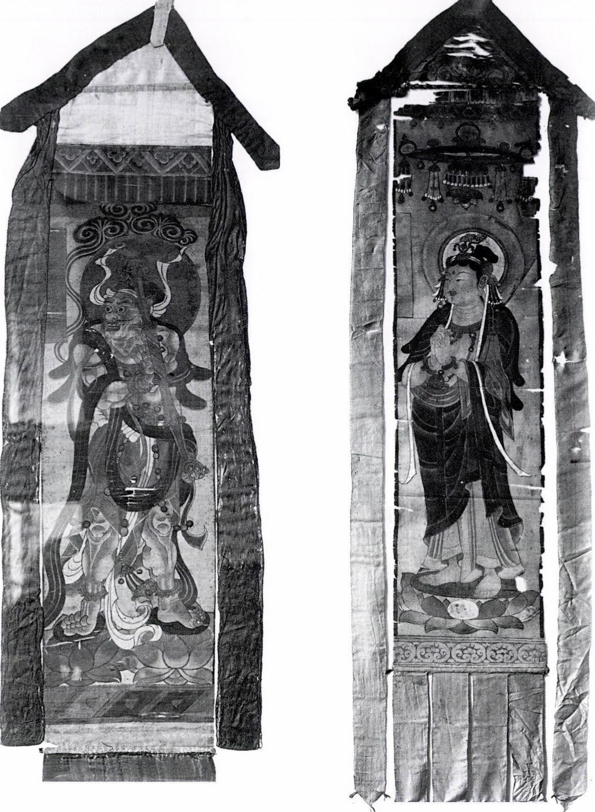 A templomot védő Vadzsrapáni, a villám tartója" és egy bódhiszattva. Jelenleg mindkét festmény Delhiben, a Nemzeti Múzeumban található. Cat.
