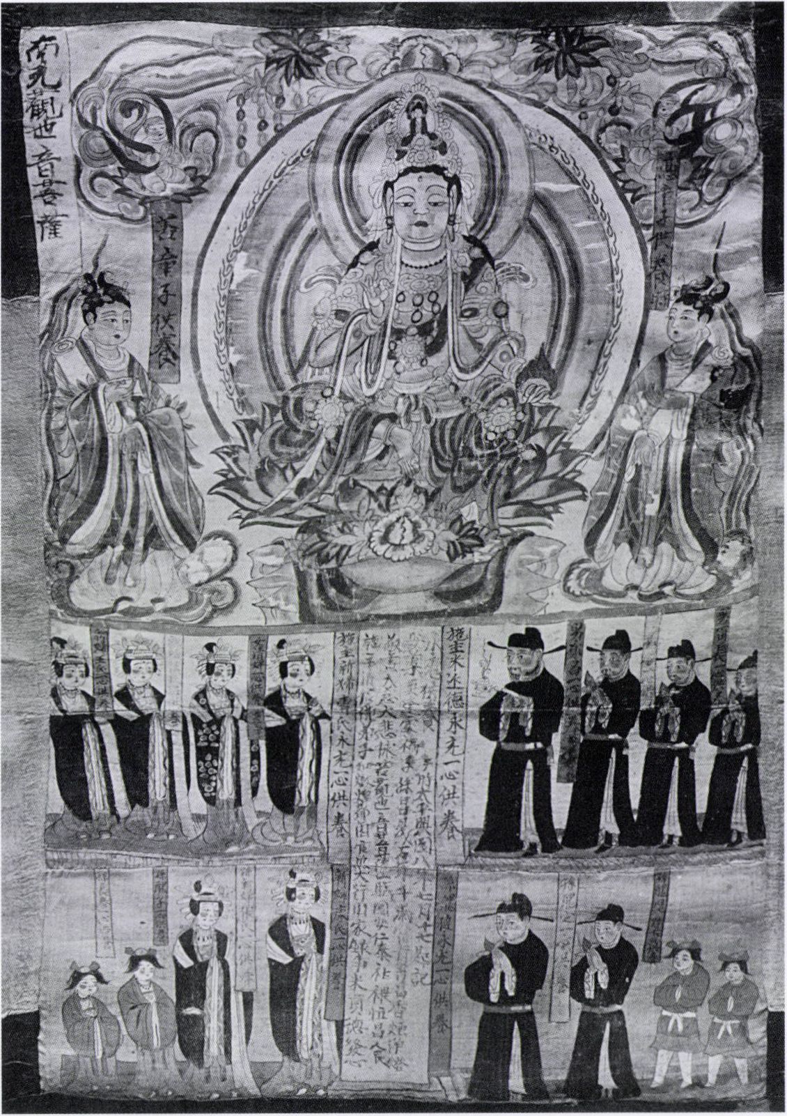 A buddhizmus hitvilága jelenik meg a barlangok művészeti emlékein. Ezen belül a mahájána irányzat istenségeit, félisteneit, démonait láthatjuk a dunhuangi barlangok festményein és szobrain.