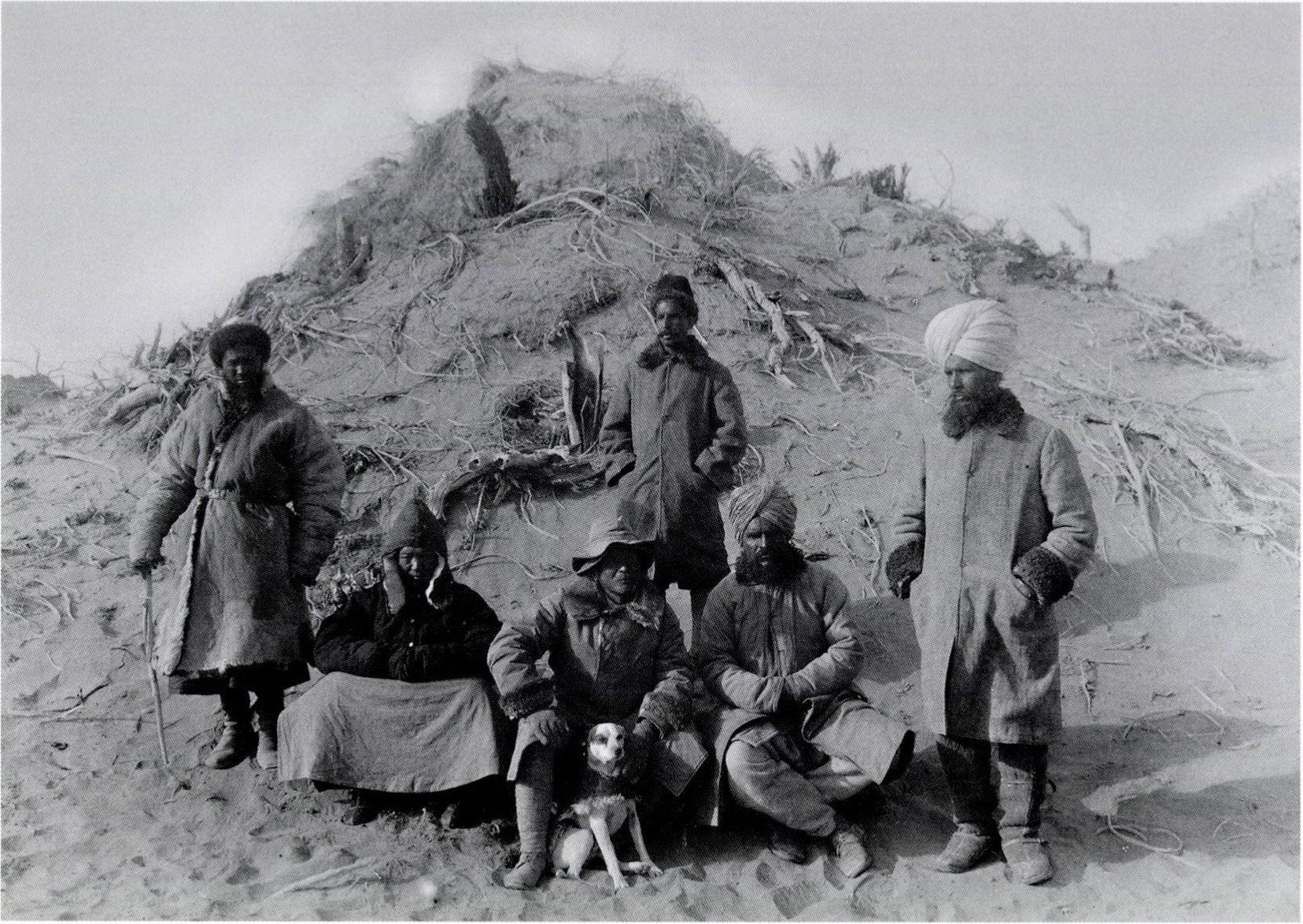 Stein Aurél munkatársnival Ulúgh-mazArban, 1908. március. Stein középen ül, lábánál kutyája, Dash.