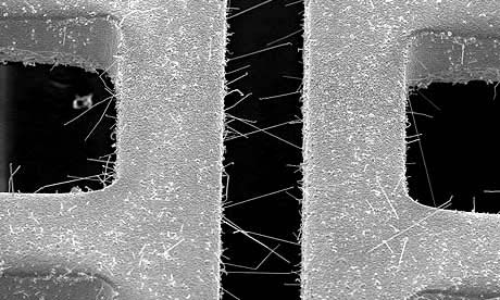 Ón tűkristályok képződése mechanikai feszültség és hőkezelés hatására Kutatás célja: Mikroelektronikai alkatrészek gyártásakor az egyes forraszkötéseknél alkalmazás során ón tűkristályok képződnek,