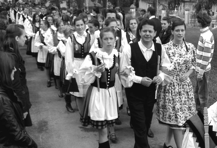 Időközben tehát olyannyira kibővült a levél, hogy minden név külön lapra került, de a felelős alkalmazott szalaggal összekötötte őket.