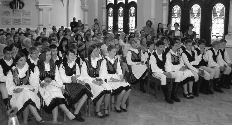 BILLEGÉS Mintegy két héttel a tizenkettedikesek ballagása után, június 13-án került sor a VIII. osztályosok tanévzáró ünnepségére, azaz a billegésre. A 26 nyolcadikos végzőst a VII.