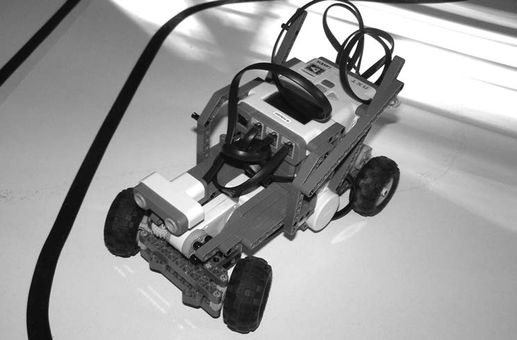 A MÁG-OS ROBOTOK November 25-én egy új lehetőség nyílt meg iskolánkban az informatikával szívesen foglalkozó diákok előtt: a National Instruments multinacionális cég magyarországi képviselete révén